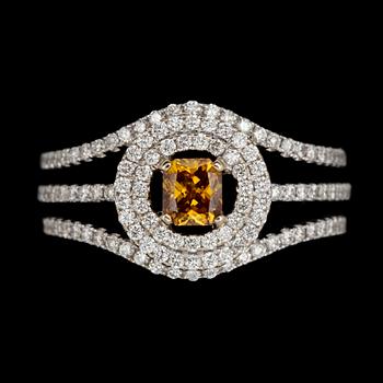 A fancy orangy-brown, 0.44 cts, and brilliant cut diamond ring, tot. 1.26 cts.