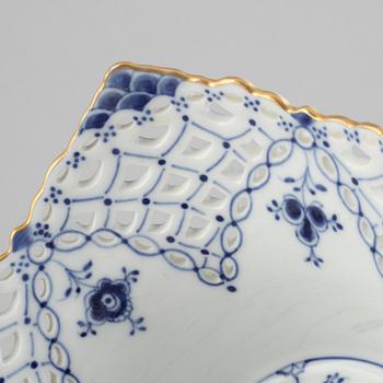 A 'Blue Fluted Full Lace' / 'Musselmalet' porcelain basket / fruit bowl with stand, Royal Copenhagen, post 1923.