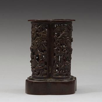 PENSELVAS, brons. Mingdynastin (1368-1643). Med fyra karaktärers märke.
