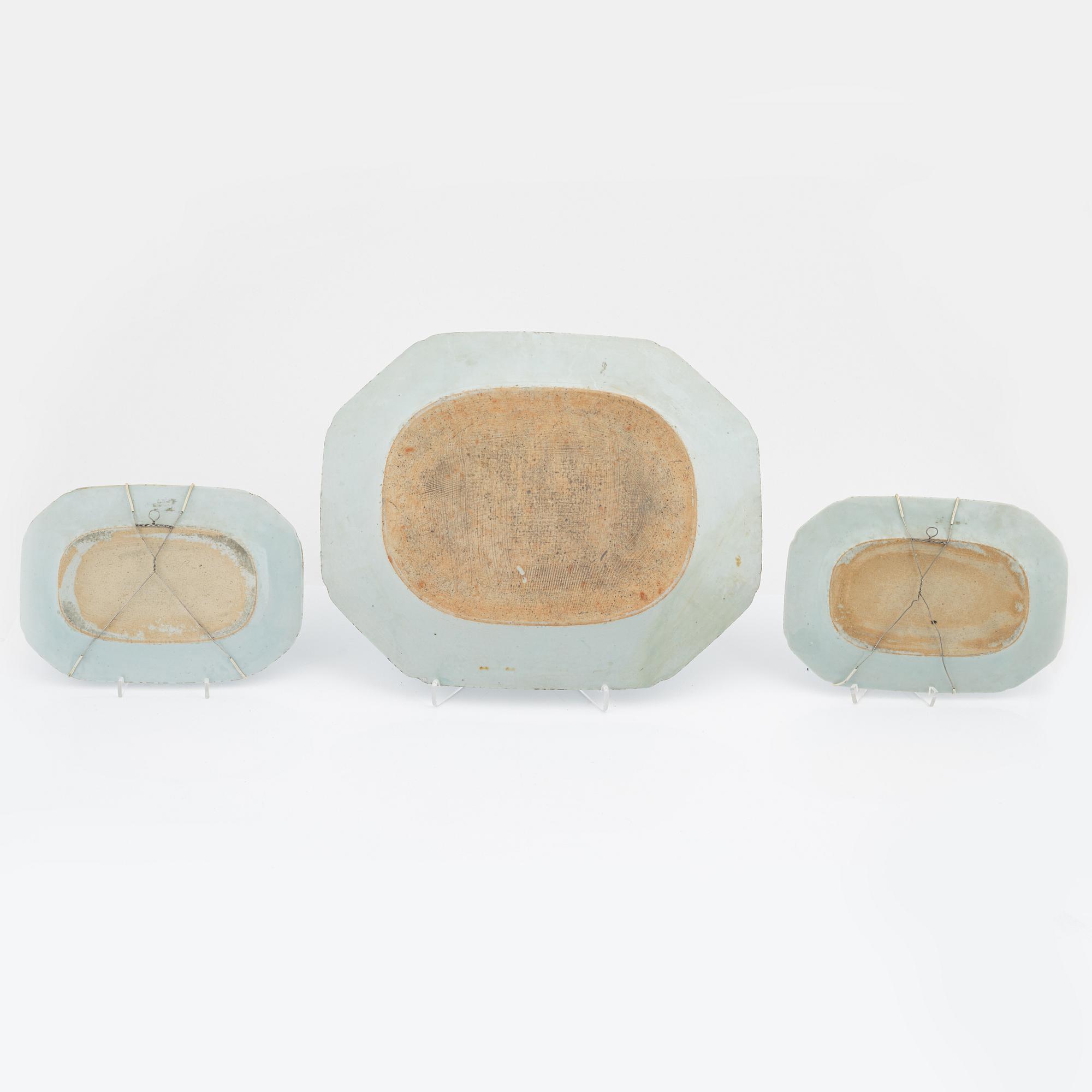 Stekfat, 3 st samt tallrikar, 3 st, kompaniporslin, Kina, Qing dynastin, 1700-1800-tal.