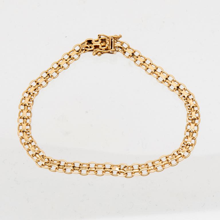 An 18K gold x-link bracelet.