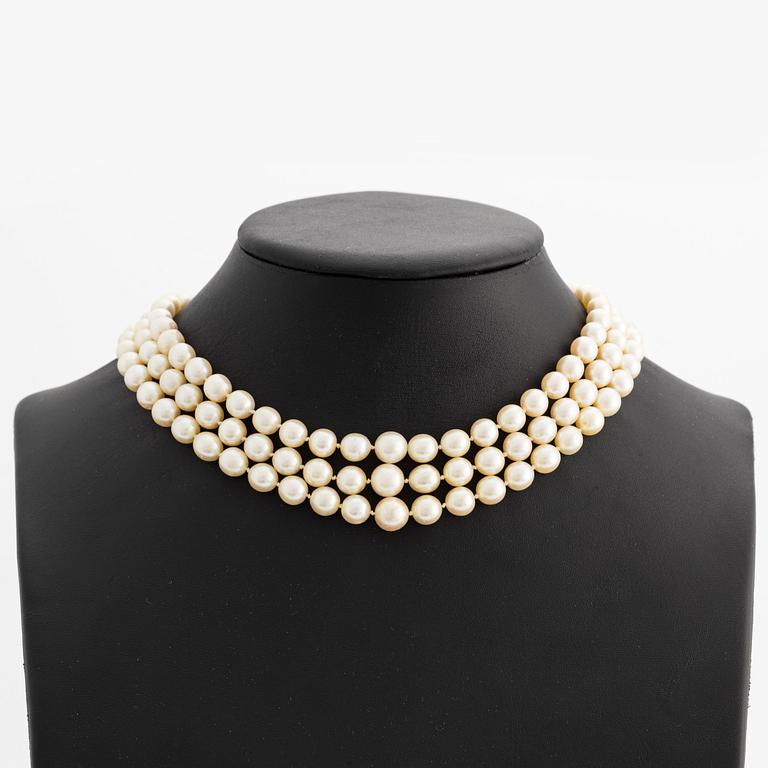 Necklace with cultured pearls clasp 18K white gold with round brilliant-cut diamonds.