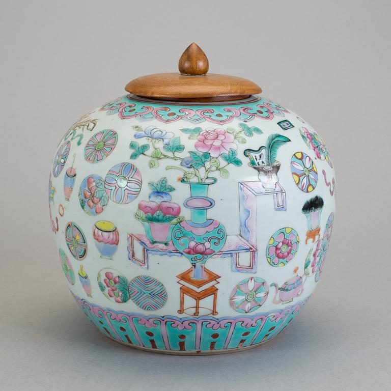 URNA, porslin, Kina, omkring 1900.