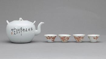 TEKANNA SAMT KOPPAR, 4 st. Porslin, Kina, 1900-tal.