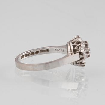 RING, 18K vitguld med briljantslipade diamanter, 0,70 ct, Jarl Sandin, Göteborg, 1981. Vikt.