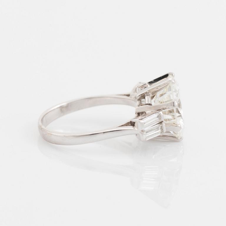 Ring 14K vitguld med en rund briljantslipad diamant vikt ca 5.25 ct kvalitet ca F/G vvs.