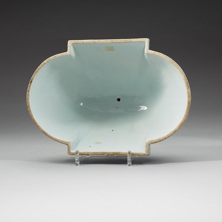 A blue and white dish with cover, Qing dynasty, Yongzheng (1723-35).