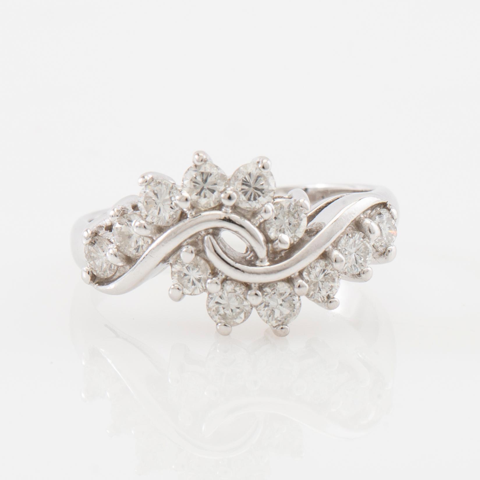 Ring 18K white gold set with round brilliant-cut diamonds.