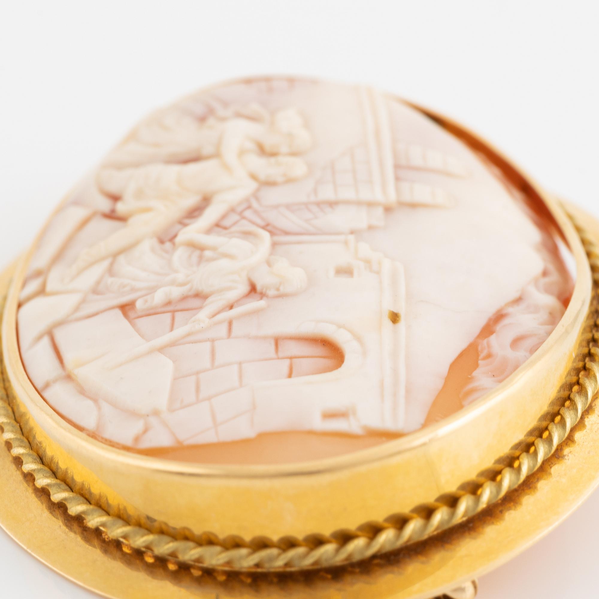 Gold and shell cameo brooch.