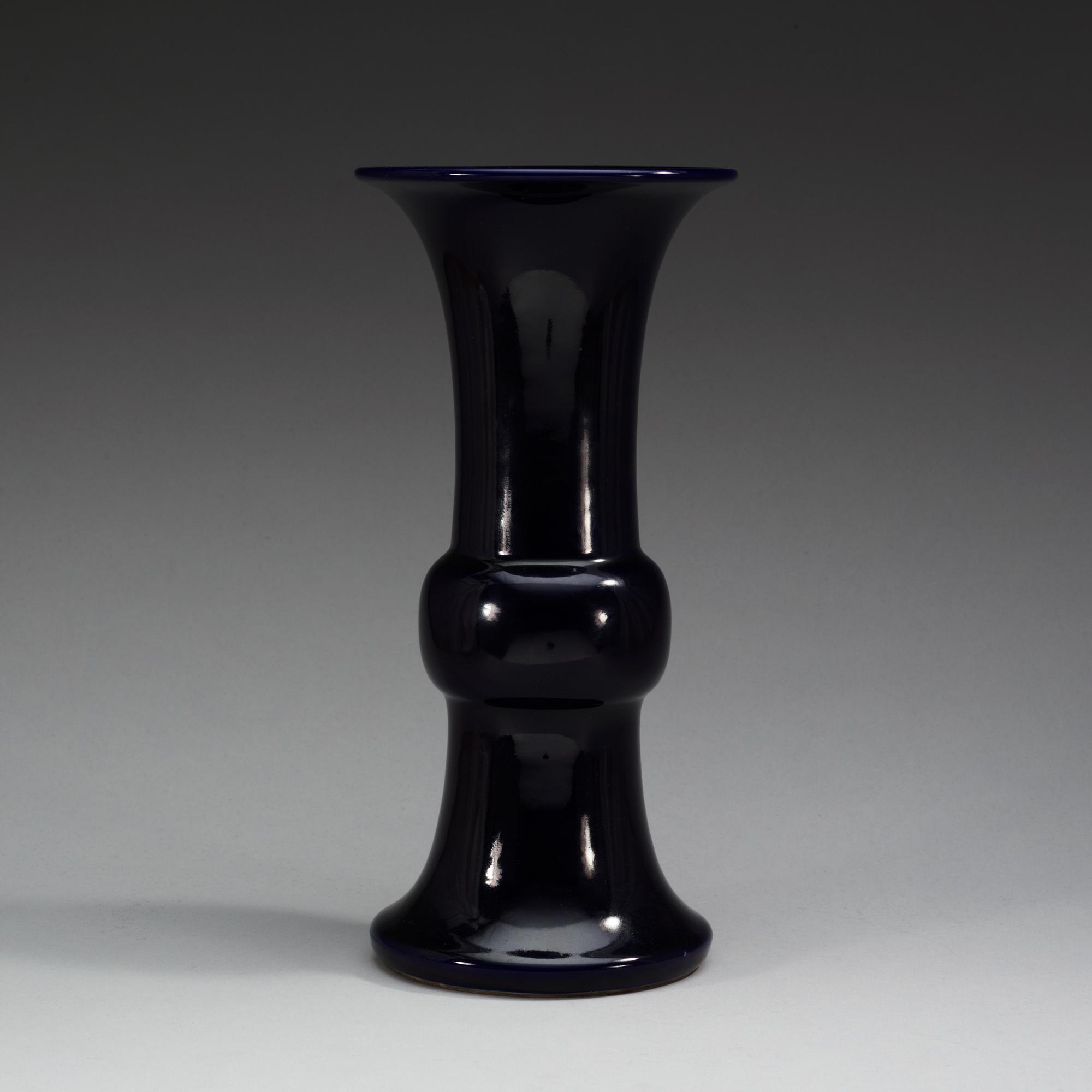 A deep purple glazed vase, Qing dynasty, Kangxi (1662-1722).