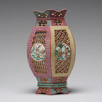 LYKTA med STÄLL, porslin. Qingdynastin, 1800-tal.