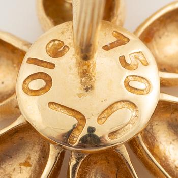 Ole Lynggaard, a pair of earrings in 18K gold set with round brilliant-cut diamonds.