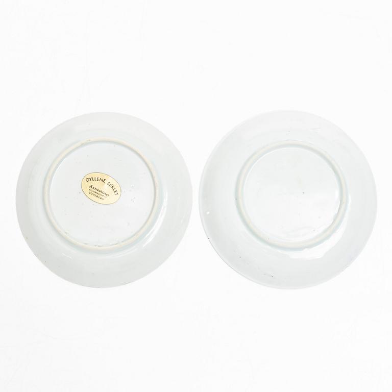 Koppar med fat, 2 st, med träställ, porslin, Kina, Qianlong (1736-95).