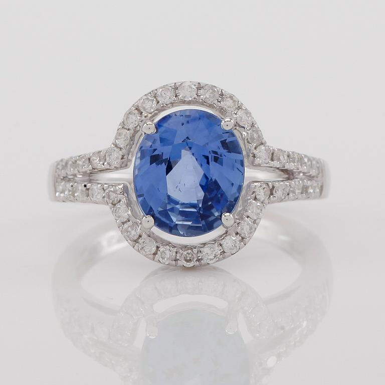 RING, 18K vitguld, safir ca 2.74 ct. och diamanter tot ca 0.39 ct.