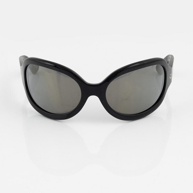 Oliver Goldsmith, a pair of black "Yuhu" sunglasses.
