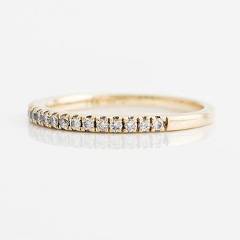 Ring in 14K gold with round brilliant cut diamonds.