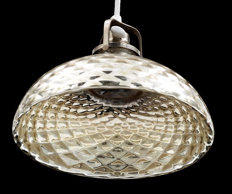 TAKLAMPA, glas, s.k fattigmanssilver, 1900-talets början. Höjd 17 exkl sladd.