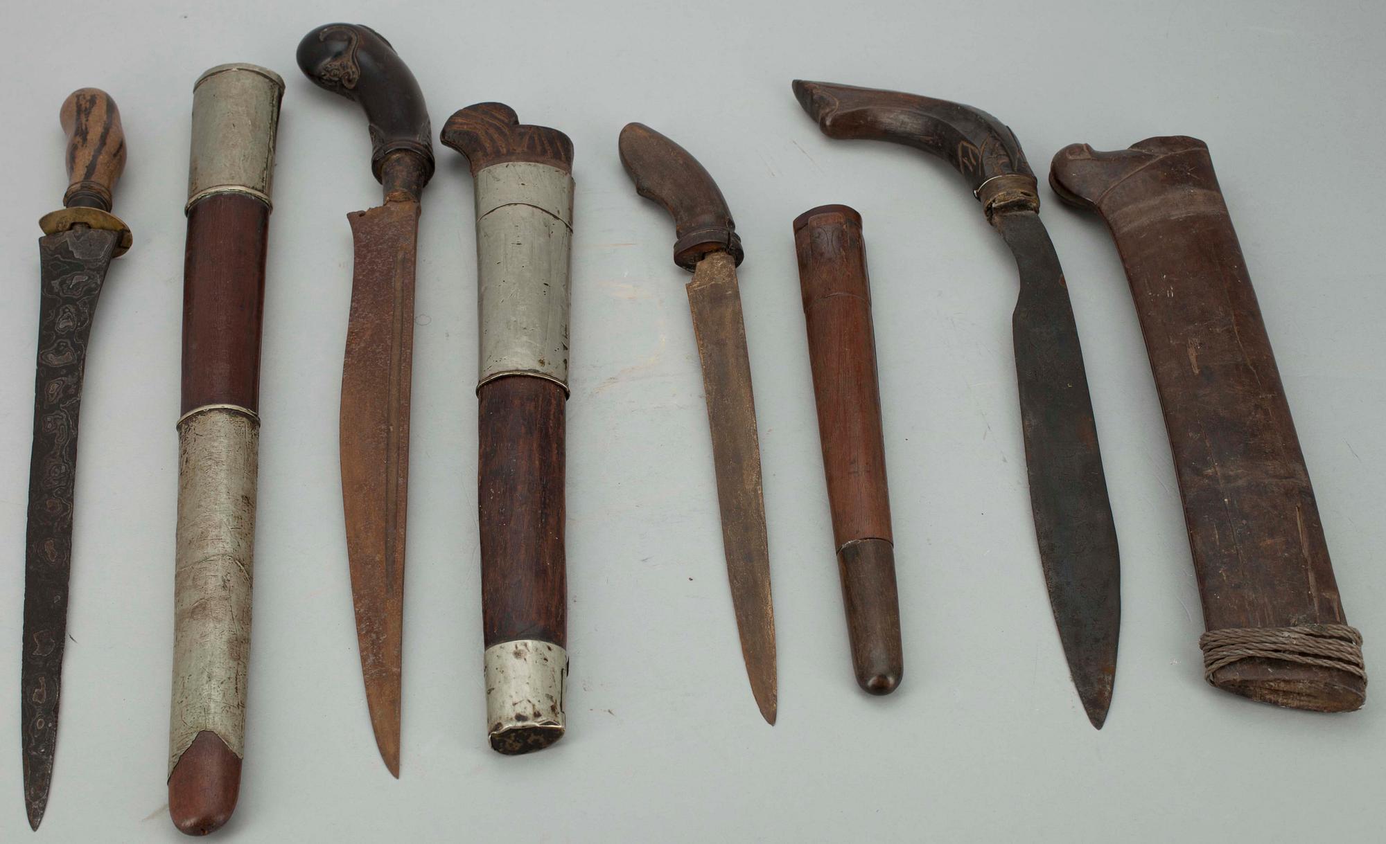 KNIVAR, 4 st,  metall samt trä, möjligen indonesiska.