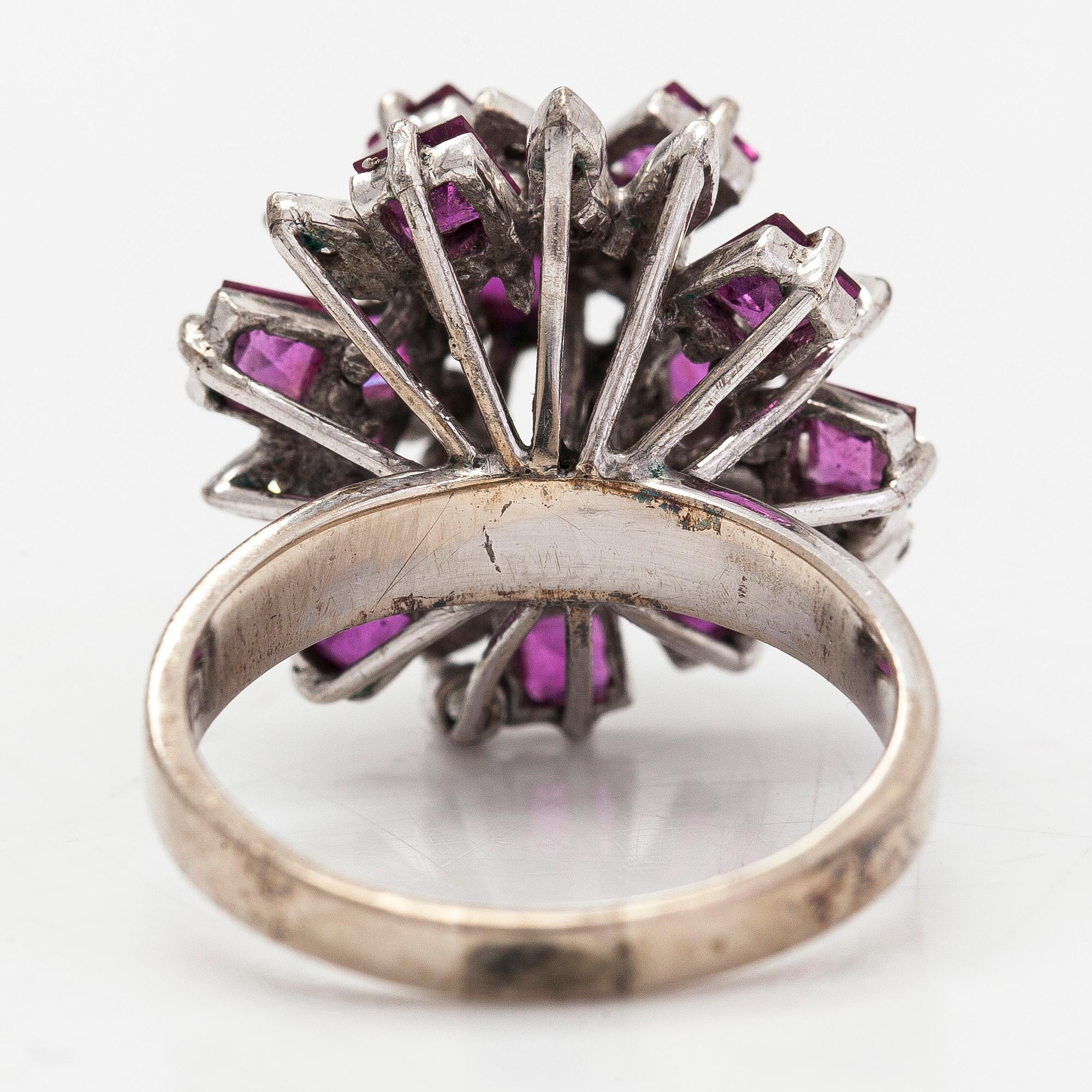 Ring, 18K vitguld med rubiner ca 2.4 ct och åttkantsslipade diamanter.
