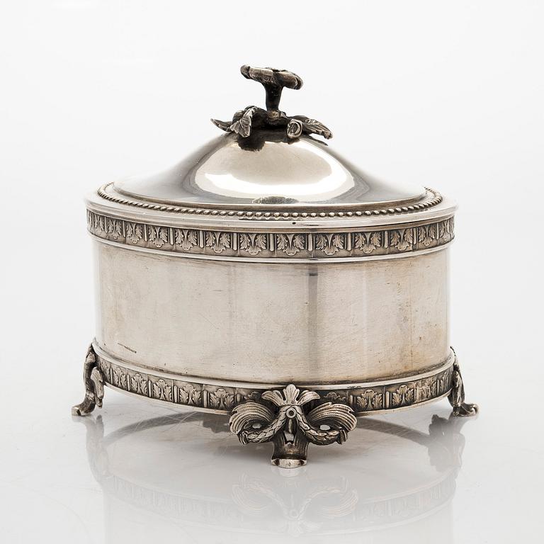A silver sugar box, C G Hallberg, Stockholm 1898.