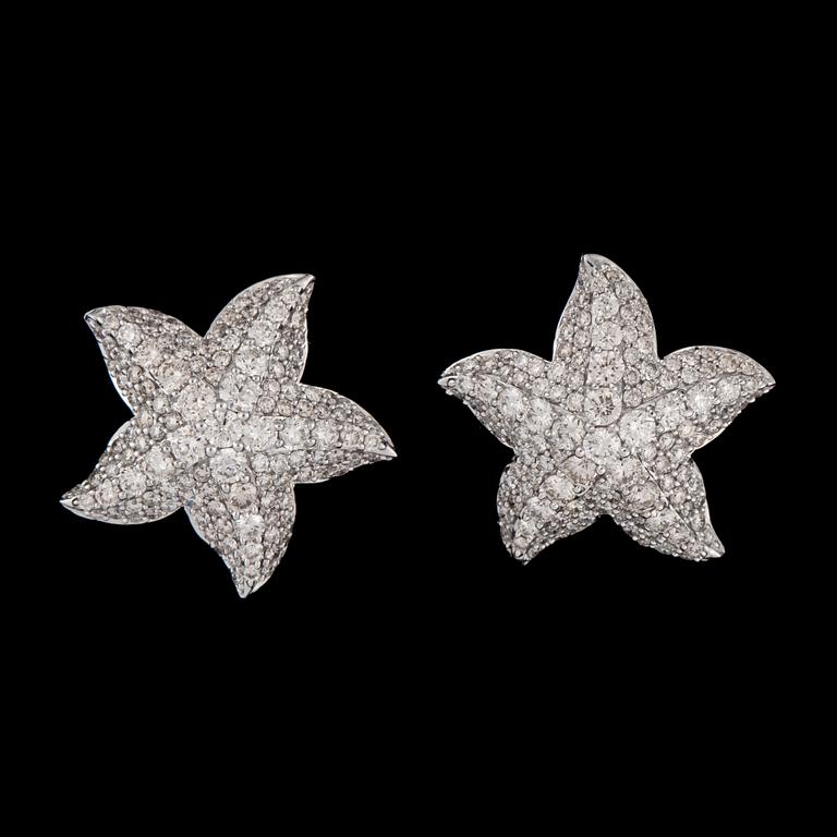 ÖRHÄNGEN, 252 briljantslipade diamanter, tot. 3.25 ct, i form av sjöstjärnor.