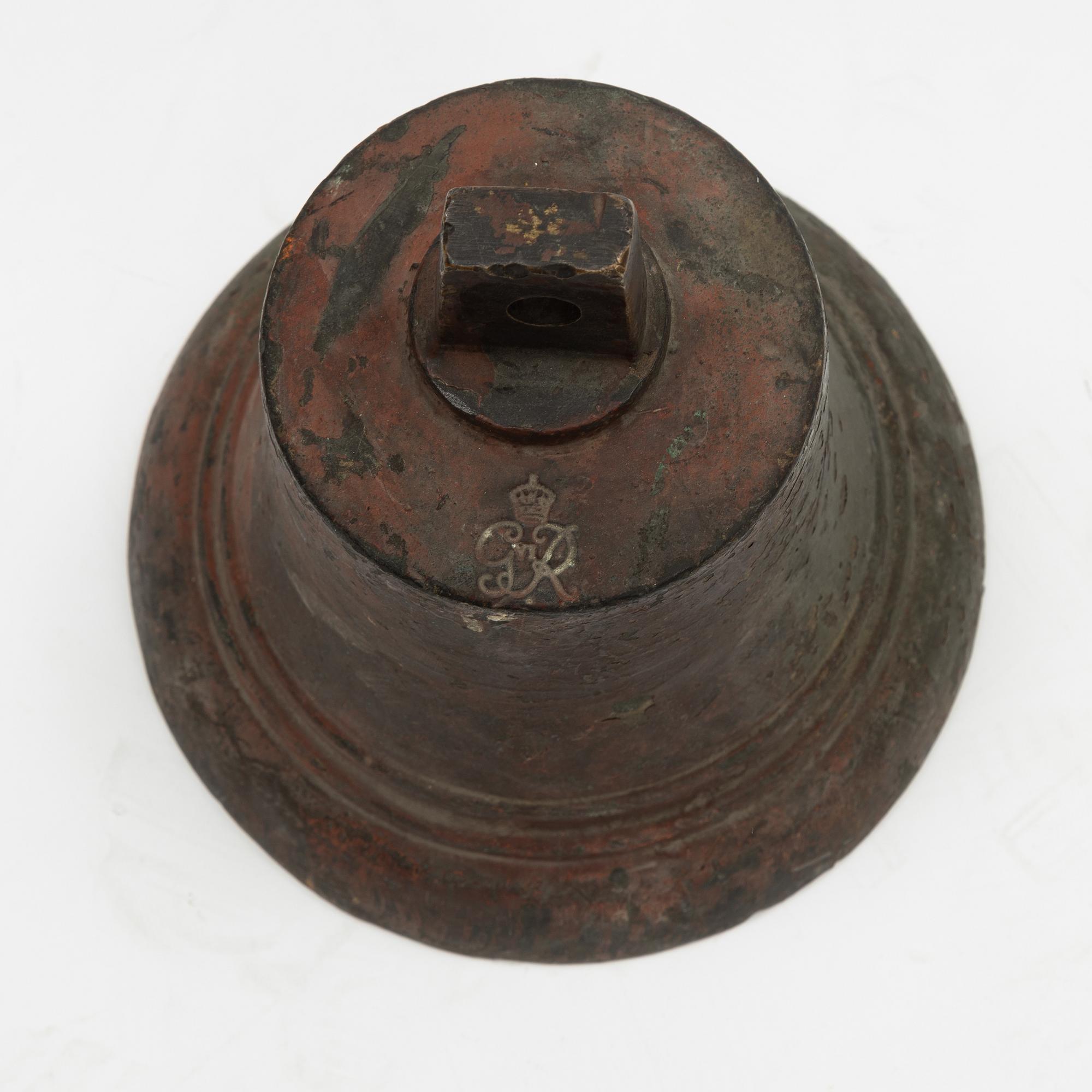 Vällingklocka med George VI av Storbrittaniens monogram, 1900-talets första hälft.