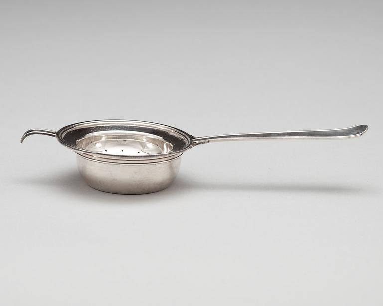 An Atelier Borgila tea-strainer with a bowl, Stockholm 1934.