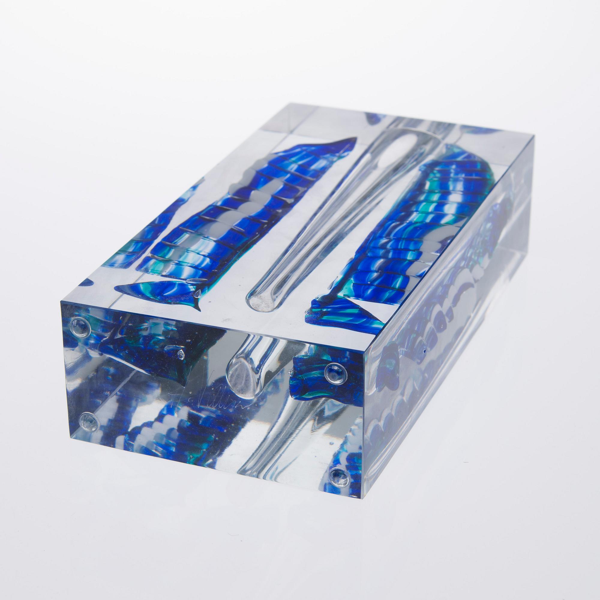 TAIDELASIESINE. Otydlig signatur. 1900-talets andra hälft.