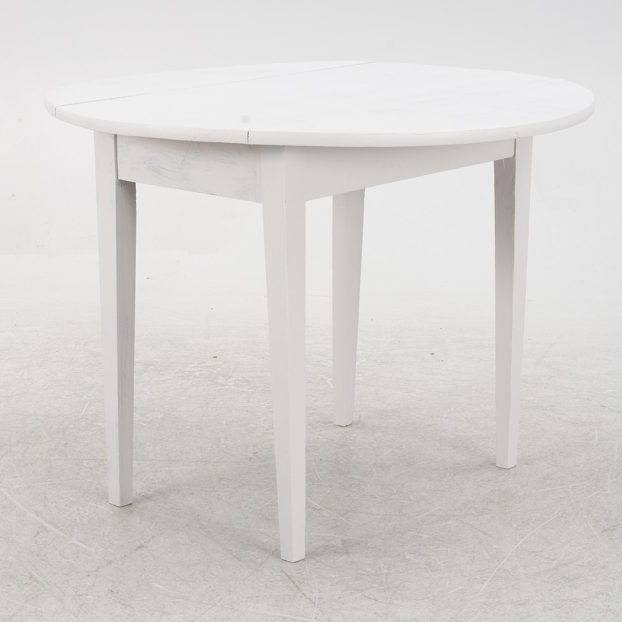 A drop-leaf table, early 20th Century.