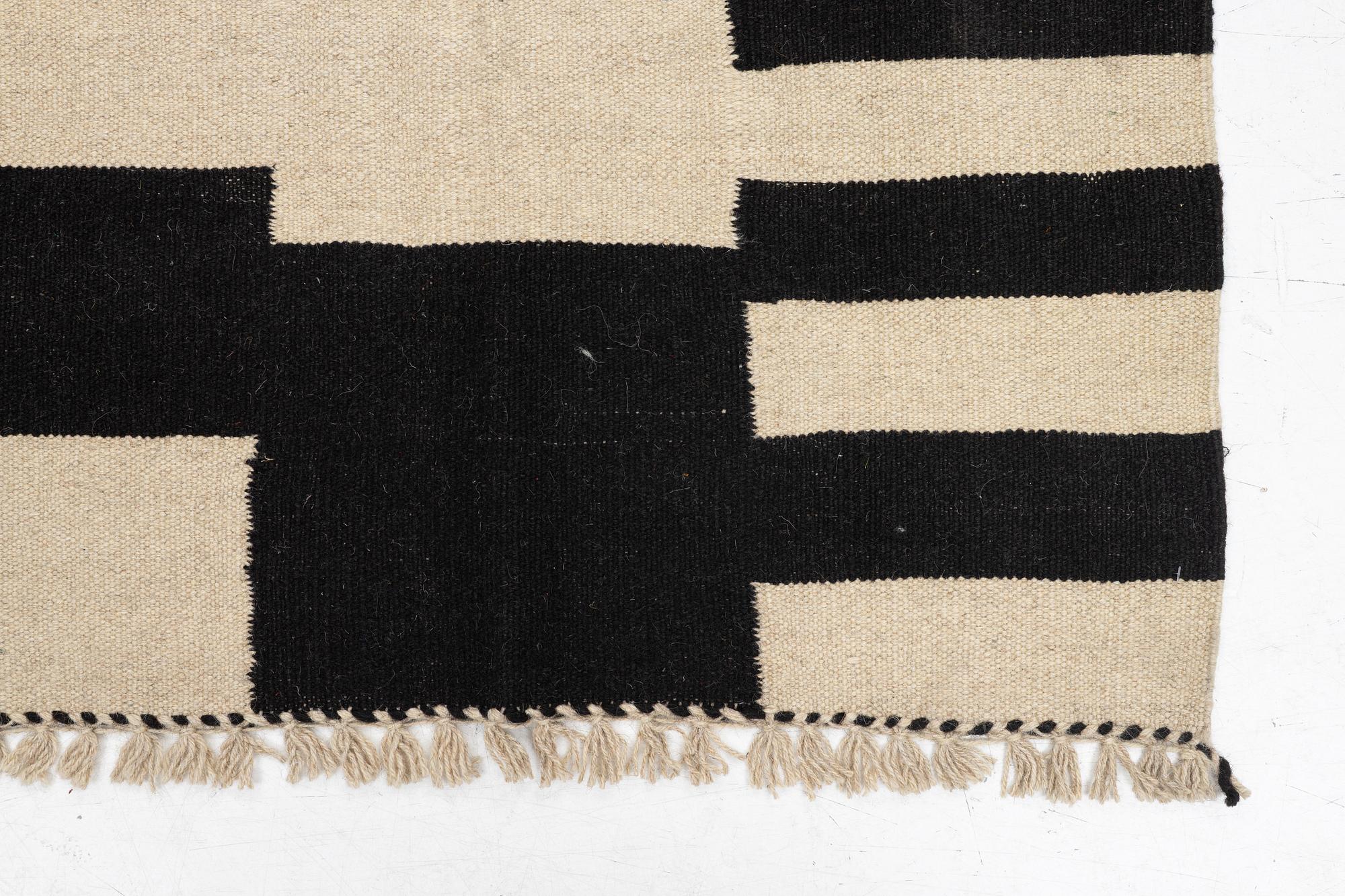 A Kelim runner carpet, 300 x 93 cm.