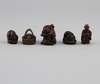NETSUKES, 5 st, trä, Japan, Meiji (1868-1912).