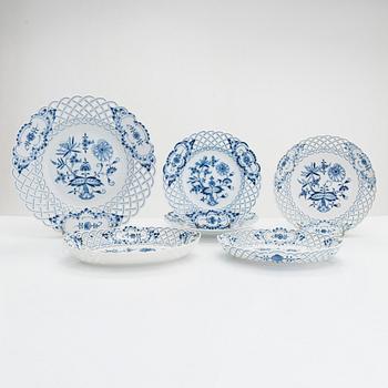 A set of six "Zwiebelmuster" porcelain pieces, Meissen, first half of the 20th century.