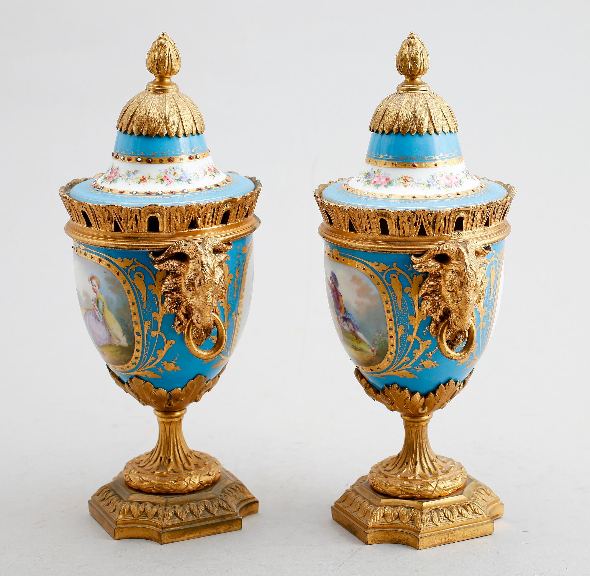 LOCKURNOR, ett par, porslin och förgylld brons, Louis XVI-stil, Frankrike, sent 1800-tal.