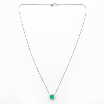 Collier 18K vitguld med syntetisk smaragd och briljantslipade diamanter.