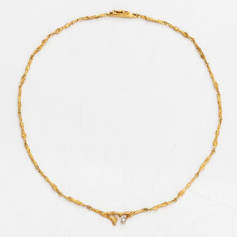 Björn Weckström, An 18K gold necklace "Spring dew" with a ca. 0.08 ct diamond. Lapponia 1979.