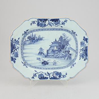 A blue and white serving dish, Qing dynasty, Qianlong (1736-95).