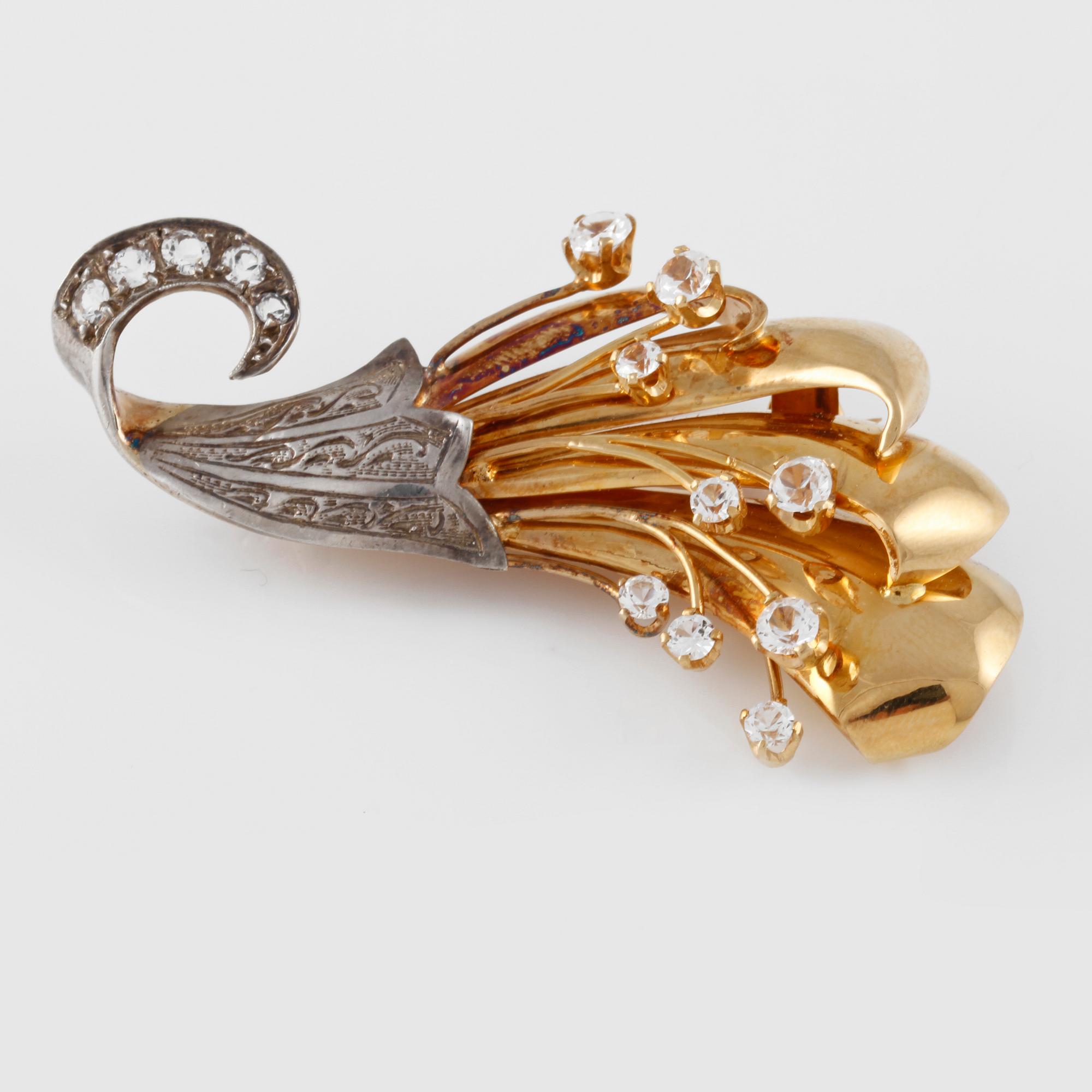 BROSCH, 18K guld samt silver med fasettslipade vita stenar, Wilhelm Harbeck, Stockholm, 1948. Vikt 15,5 gram.