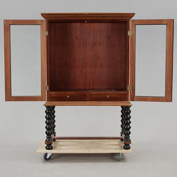 BOKSKÅP, barockstil, 1900-talets andra hälft.