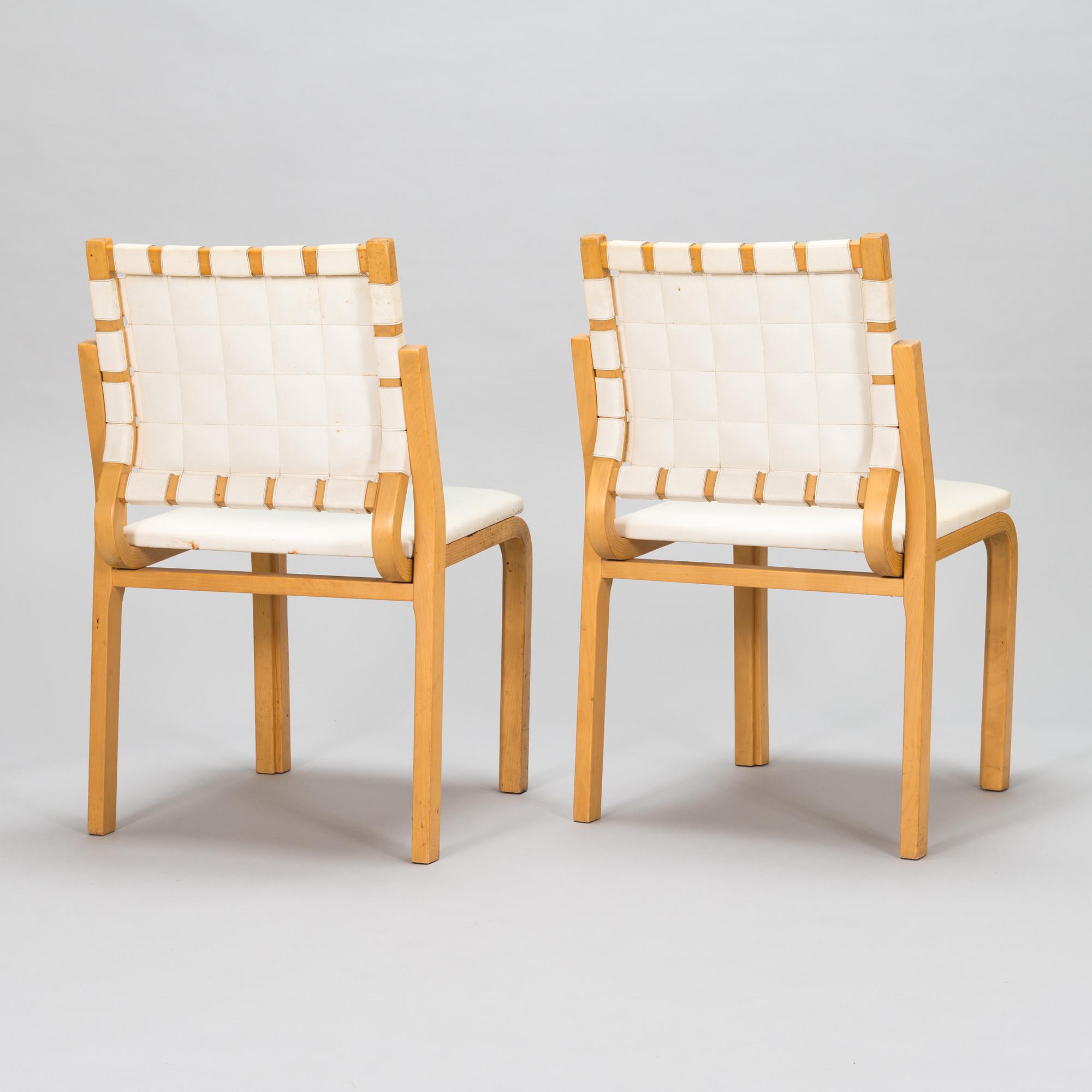 Alvar Aalto, a pair of 1960/1970s '612' chairs for Artek.