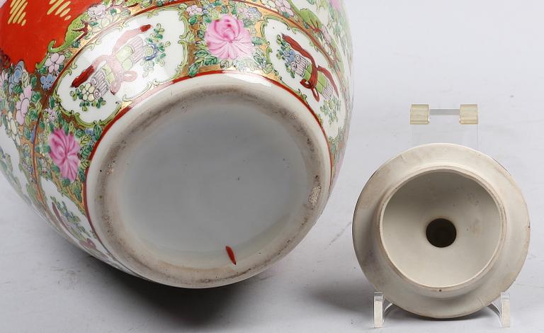 URNA MED LOCK, porslin, Kina. 1900-tal.