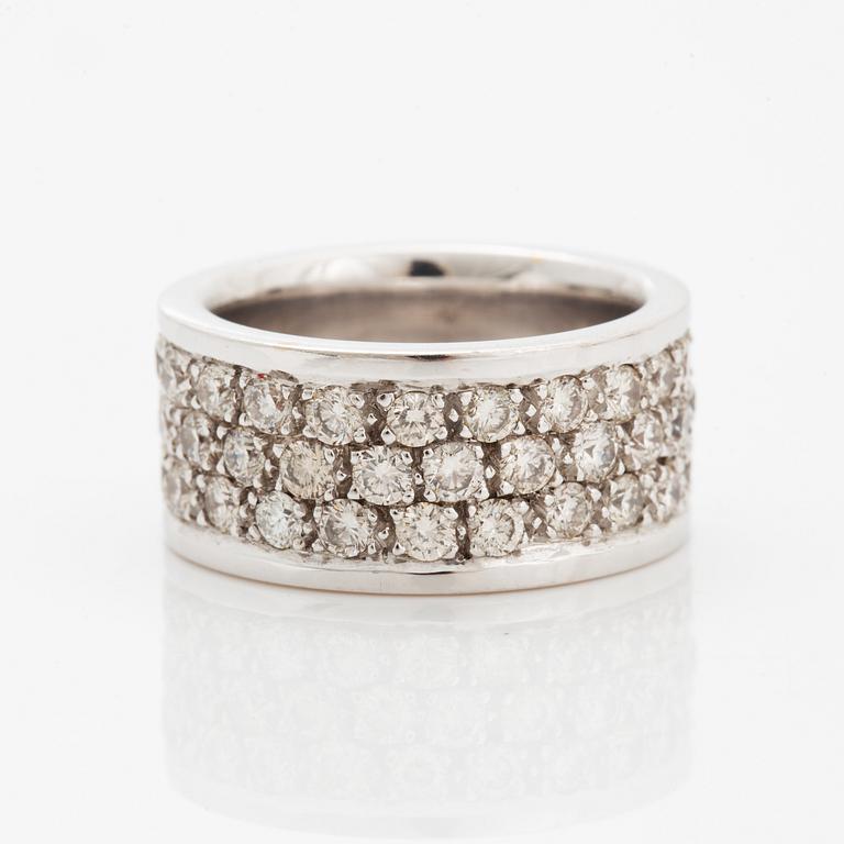 Brilliant-cut diamond ring.