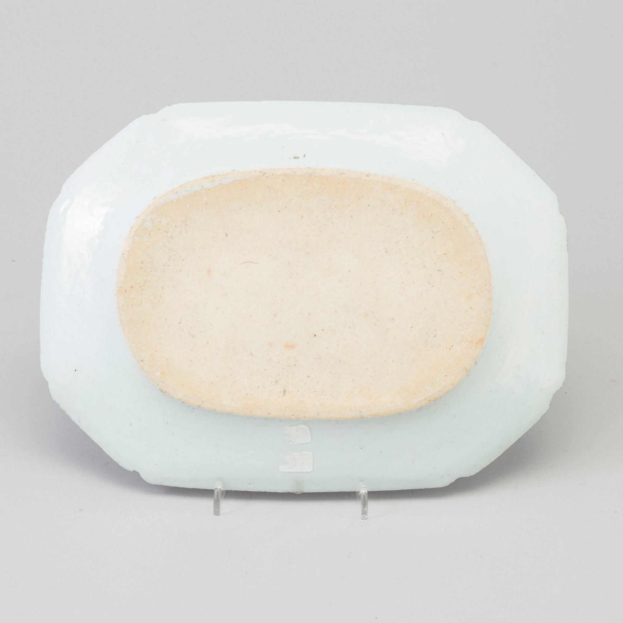 A blue and white export porcelain dish, Qing dynasty, Qianlong (1736-95).