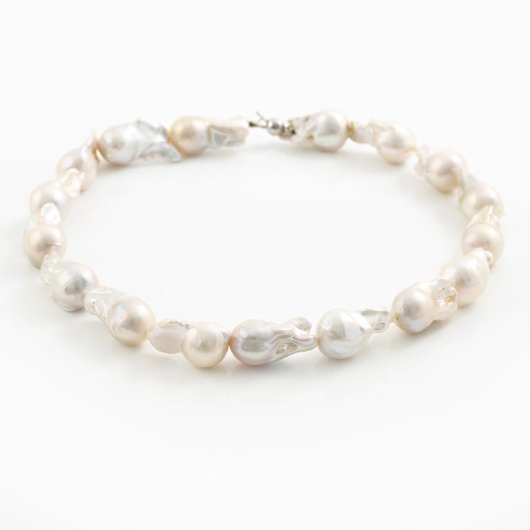 Necklace with cultured baroque-shaped freshwater pearls, clasp 18K white gold.