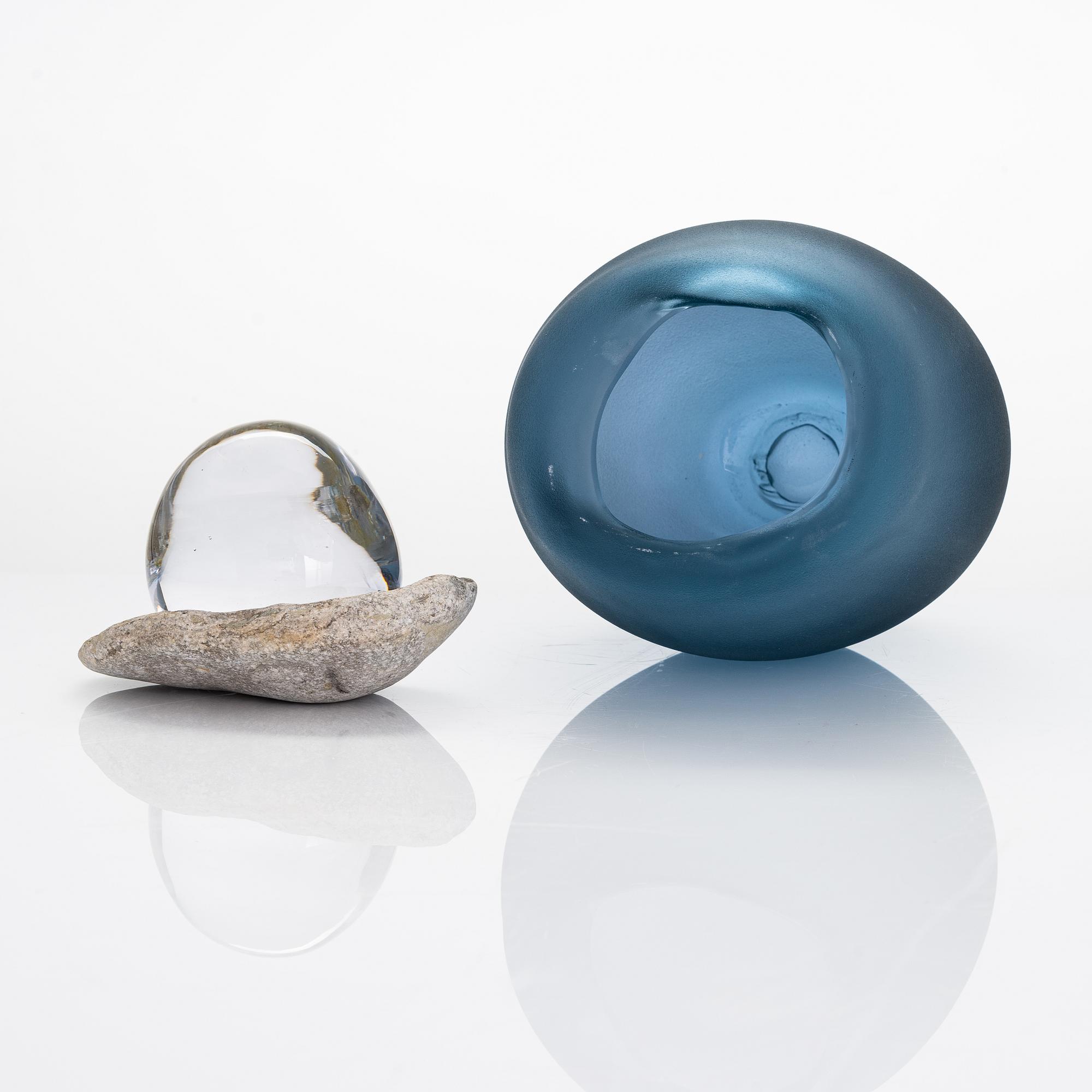 Marja Hepo-aho, glasskulptur, "Finally together", signerad Marja Hepo-aho 2021, Glass Studio Mafka&Alakoski Riihimäki.