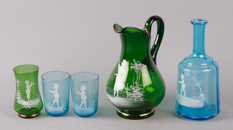 KARAFFER 2 st, samt GLAS 3 st, glas, sk Mary Gregory, 1900-tal.