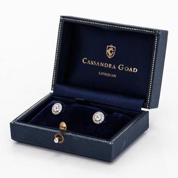 Cassandra Goad, A pair of 18K and 9K white gold earrings with diamonds ca. 0.80 ct in total.