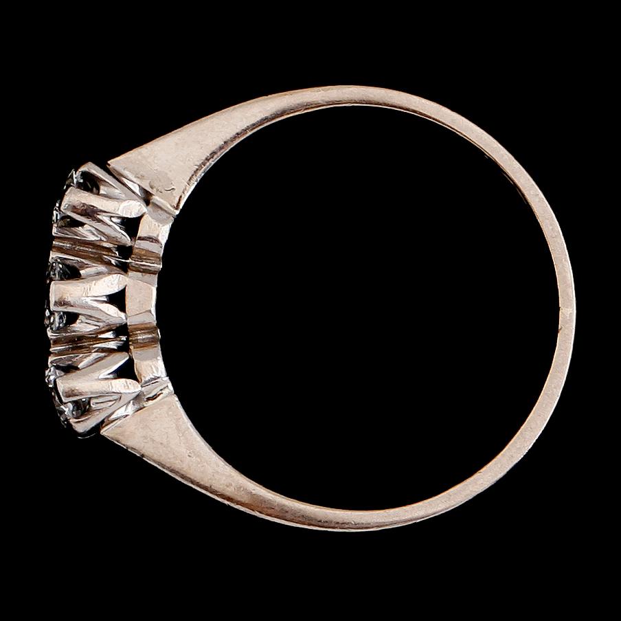 RING, 18 k vitguld, 3 briljantslipade diamanter tot ca 0.45 ct, svenska stämplar RGW, 1961.