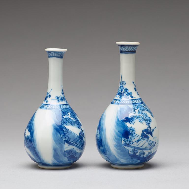 A pair of blue and white pear shaped vases, Qing dynasty, Kangxi (1662-1722).