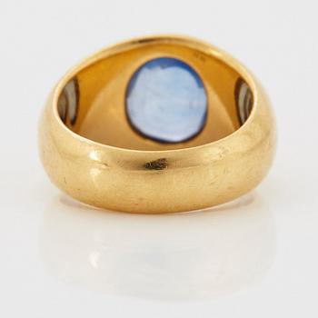 An 18K gold Hemmerle ring set with a mixed-cut sapphire.