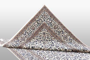 A carpet, Kashan, ca 300 x 199 cm.